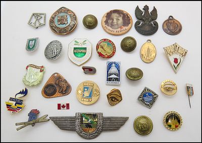 לוט 29 סיכות סמלים , כפתורים ותליונים מהעולם ,