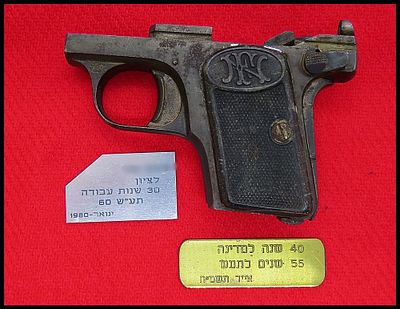 אקדח בראונינג FN Browning מעוקר , שניתן כתשורה לעובד תע"ש , כולל 2 לוחיות מתכת . היה בעל עבר 
