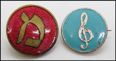 סיכות אמייל וינטג' , הסיכה השמאלית כוללת את האות העברית 'מ' 
הסיכה הימנית מציגה מפתח סול. על פי 