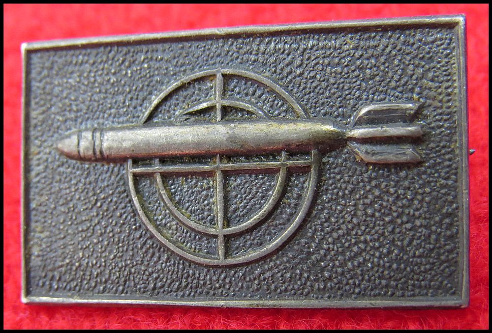 סמל חיל מדע (חמ"ד) סיכת "חמ"ד" – חיל המדע ב"הגנה" ולאחר מכן בצה"ל . זה פריט של פעם בכמה שנים 