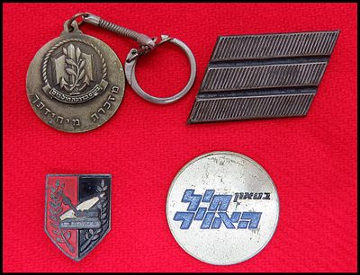 4 סמלים סיכות : בטאון חיל האוויר תעופה , מחזיק מדליית מזכרת של בית הספר להדרכה של חיל הים 