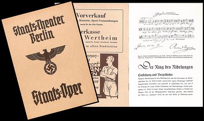 תיאטרון המדינה ובית האופרה של ברלין, תחת השלטון הנאצי הגרפיקה הבולטת של צלב הקרב והנשר הגרמני . 