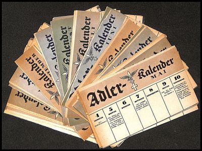 דפי לוח שנה של דר- אדלר כולל אזכורים לאירועים היסטוריים, כגון מינויים נאציים ופעולות צבאיות. 