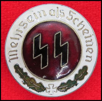 סיכת אס אס (SS) נאצית "מהות יותר מאשר מראית עין" (Mehr Sein als Scheinen) . חתום מאחור : GES 