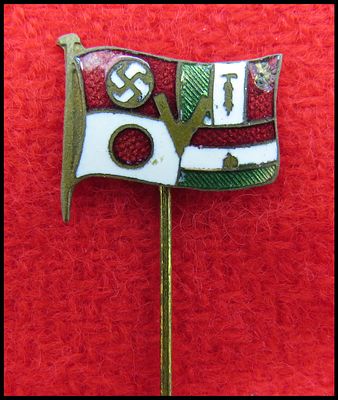 סיכת דש המציגה דגל המשלב דגלי מדינות הציר במלחמת העולם השנייה. גרמניה, איטליה הונגריה ויפן . 