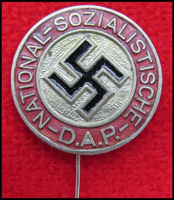 סיכת חברות תג חבר מפלגת הרייך השלישי NSDAP .
German WWII War NSDAP Party Badge