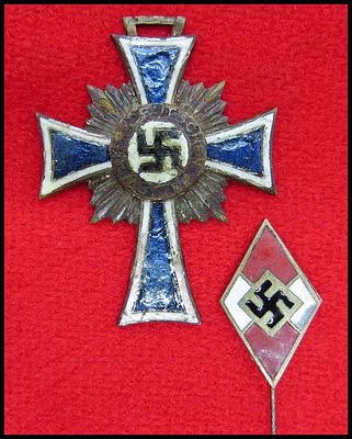 צלב הכבוד של האם הגרמנייה (Ehrenkreuz der Deutschen Mutter) וסיכה תג חברות של נוער היטלראי HJ 