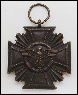 אות השירות הארוך של המפלגה הנאצית (Dienstauszeichnung der NSDAP), פרס פוליטי שניתן כהוקרה על 