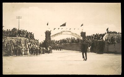 גלוית קבלת פנים לנסיכה מרי בירושלים סבתא של אליזבת השנייה, ביקרה בארץ ב-1934
Welcome gate in 