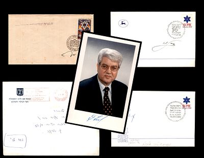 חתימות אישים : תמונה ומעטפה עם חתימה של דוד לוי *2 , חתימה של דב יוסף , חתימה של עזר ויצמן ,