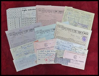 לוט כרטיסי קיצוב למזון (Carta annonaria) מתקופת מלחמת העולם השנייה, יחד עם שוברי רכבת וכרטיסים 