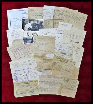 לוט ניירת ומסמכים ישנים , תעודות אישורים וקבלות , כל העולם . מעניין . חתימות ותוכן רב .