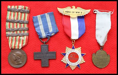 Lot of 4 medals. Units in lot: 4. Includes: (1) Italian First World War medal "GUERRA PER 