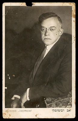 Photographic postcard depicting a portrait of Ze'ev (Vladimir) Jabotinsky, captioned "Wladimir 