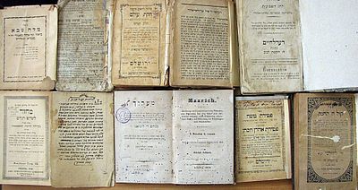 לוט 8 ספרי קודש עתיקים, בחלק מהספרים רישומים רבים בני התקופה.
מצבים משתנים: נקבי עש, כתמים 