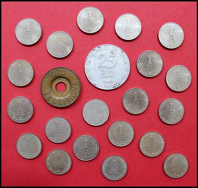 Lot of approximately 21 Israeli coins and tokens. Mainly 1 New Sheqel coins (lily design), as 