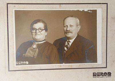 Antique orig. cabinet photo of a couple, early 1900s
Stamp of photo studio
Size of photo: 8.5 x 