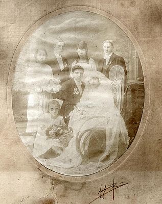 Antique cabinet photo of a wedding, hand signed by photographer
Size: 20.5 x 16.5 cm. (8 x 6.5 