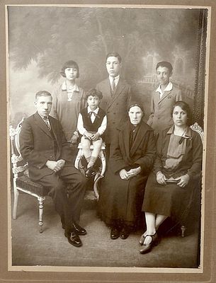 Antique cabinet large photo of a family, Foto Ven&uuml;s, H. İzmirliyan, Istanbul, 1930-40’s
Size: 