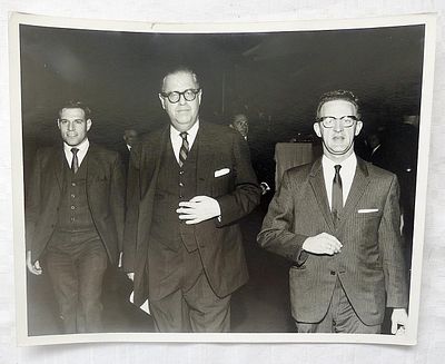 תצלום עיתונות מקורי של אבא אבן (במרכז התצלום), מדינאי ופוליטיקאי ישראלי.
חותמת בצד האחורי: 