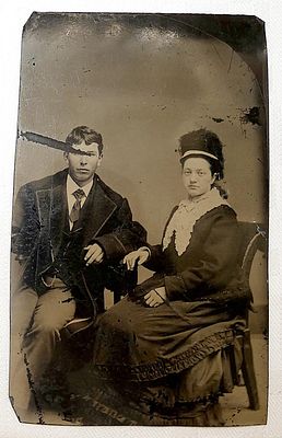 תצלום דגרוטיפ (Daguerreotype) עתיק של זוג, על גבי לוח מתכת, אמצע שנות ה-1800.
מידות: 10.5 x 6.5 