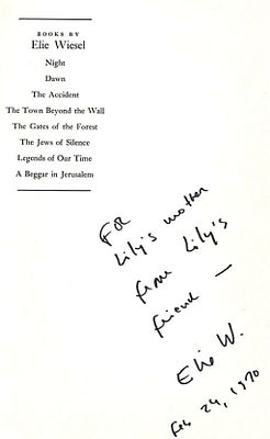 חתימה מקורית והקדשה של חתן פרס נובל וניצול השואה אלי ויזל, על לוח הפתיחה (פרונטיספיס) של ספרו 