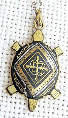 Toledo Spain damascene vintage gilt engraved tortoise pendant necklace.
Size: 3 x 2 cm. (1.2 x 