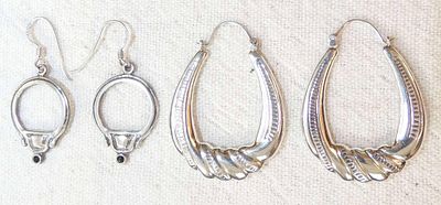 2 pairs of vintage silver sterling 925 earrings
1. Engraved gypsy pair of earrings, total size: 
