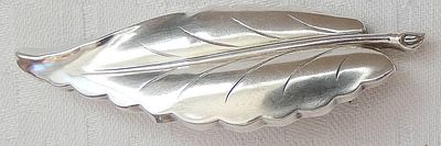 Scandinavian art deco engraved silver 835 leaf brooch.
Size: 1.9 x 5.8 cm. (0.7 x 2.3 inches) 