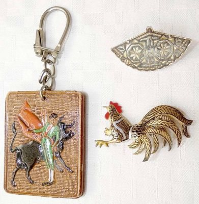 Spain Toledo damascene 2 brooches and leather keychain.
1. Gold and silver tone engraved 