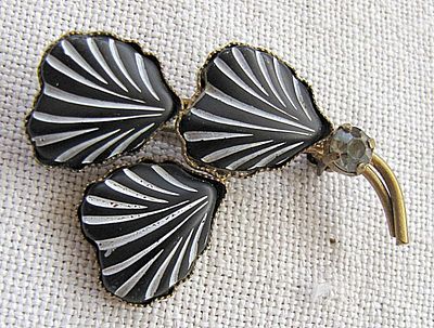 Art deco enamel on glass gilt brass flower brooch set with crystal.
Size: 4.5 x 3.1 cm. (1.7 x 