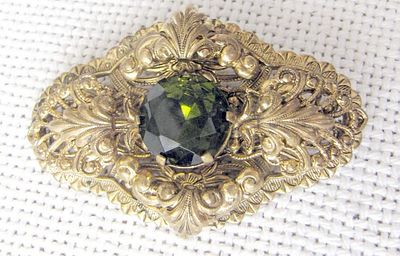 Victorian antique filigree pinchbeck brooch set with faceted art glass.
Size: 3.6 x 5.5 cm. 