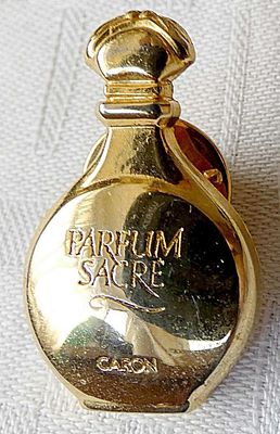 Paris. Caron perfume Sacre bottle lapel gold tone pin. Marked Aubert Paris.
Size: 3 x 1.8 cm. 