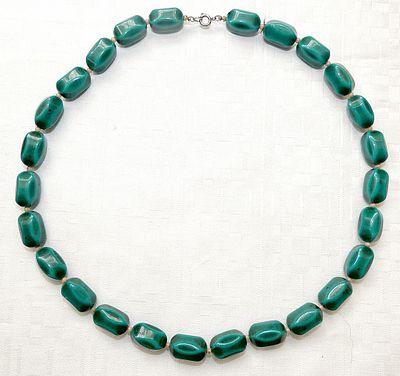 Art deco green celluloid bead necklace, weight: 56 gr.
Length: 60 cm. (23.6 inches)
Size of 