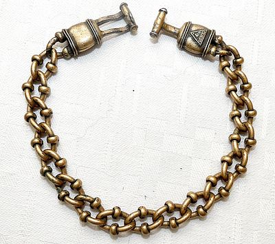 צמיד שרשרת לגבר של GUESS, וינטג', ברונזה מוזהבת מלאה, חתום, 28 גרם.
אורך 21 ס"מ. רוחב 1 ס"מ. צמי 