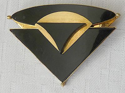 LANGANI Art Deco gold tone and plastic brooch, signed.
Size: 4.2 x 5.9 cm. (1.6 x 2.3 inches) 