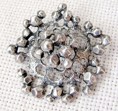 Vintage modernist silver sterling pierced brooch, 14 gr., art craft
Size: 4.5 x 4.8 cm. (1.7 x 