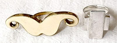 2 vintage modernist rings, hand crafted.
1. Bronze enamel buffalo horn shaped ring, size: 