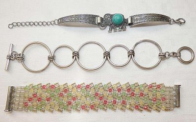 Lot of 3 Vintage Bracelets
1. Modernist silver plated bracelet, length: 18 cm. (7 inches) 
