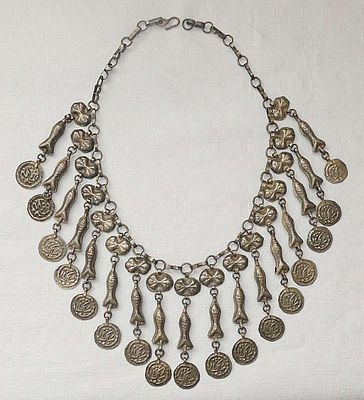 שרשרת קמע שבטית תימנית עתיקה מצופה כסף, 1900-1950.
עבודת יד, ריקוע, חריטה.
אורך 49 ס"מ. אורך 