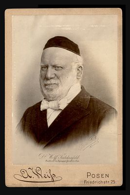תצלום קבינט: הרב ד"ר וולף פיילכנפלד, רב קהילת בית הכנסת בפוזן, לפי רישום חתום בוריס פרוס, מינכן 