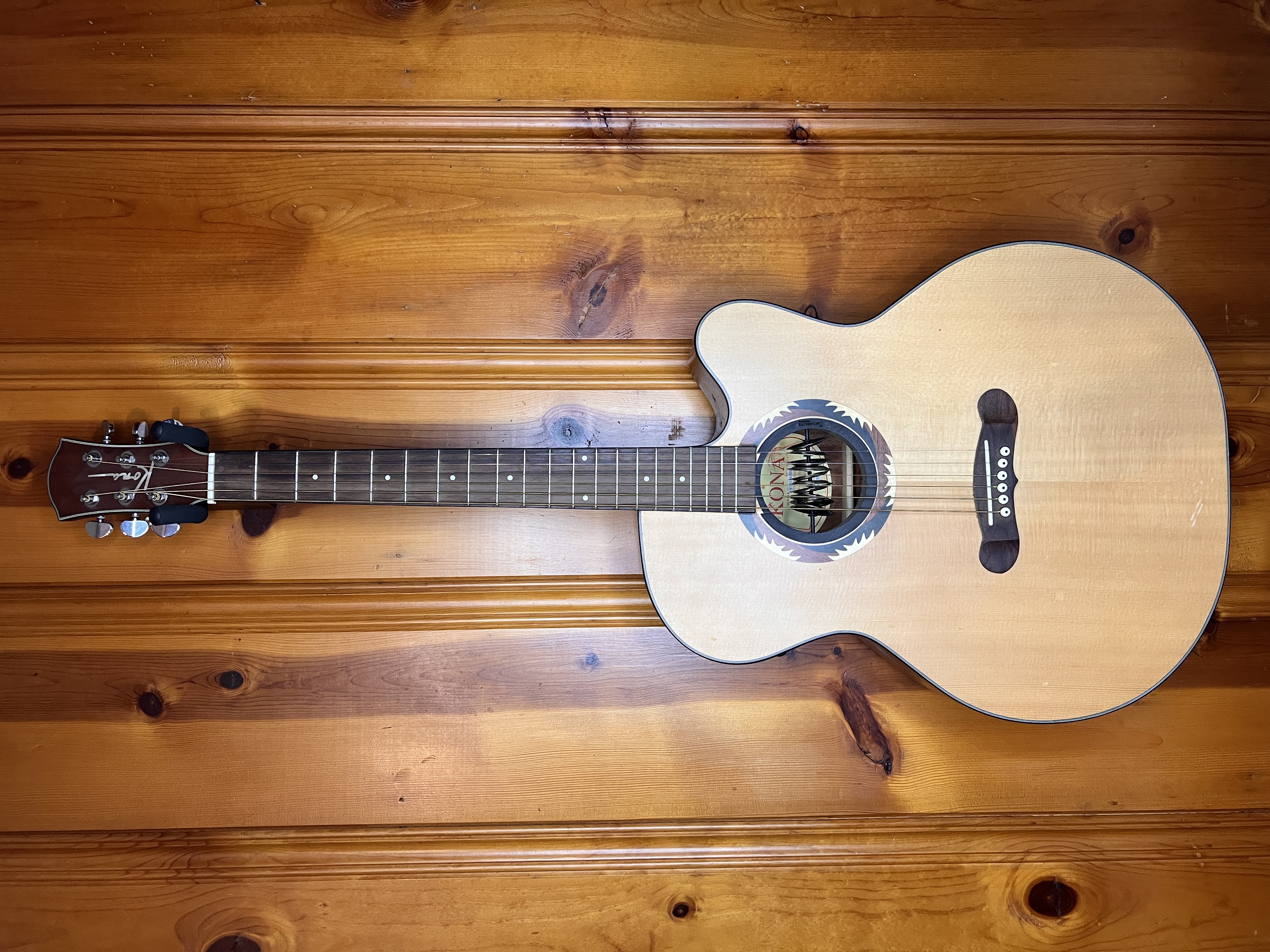 Kona KSJ3CEN Signature Series Jumbo Acoustic-Electric Cutaway Guitar with Hardshell Case