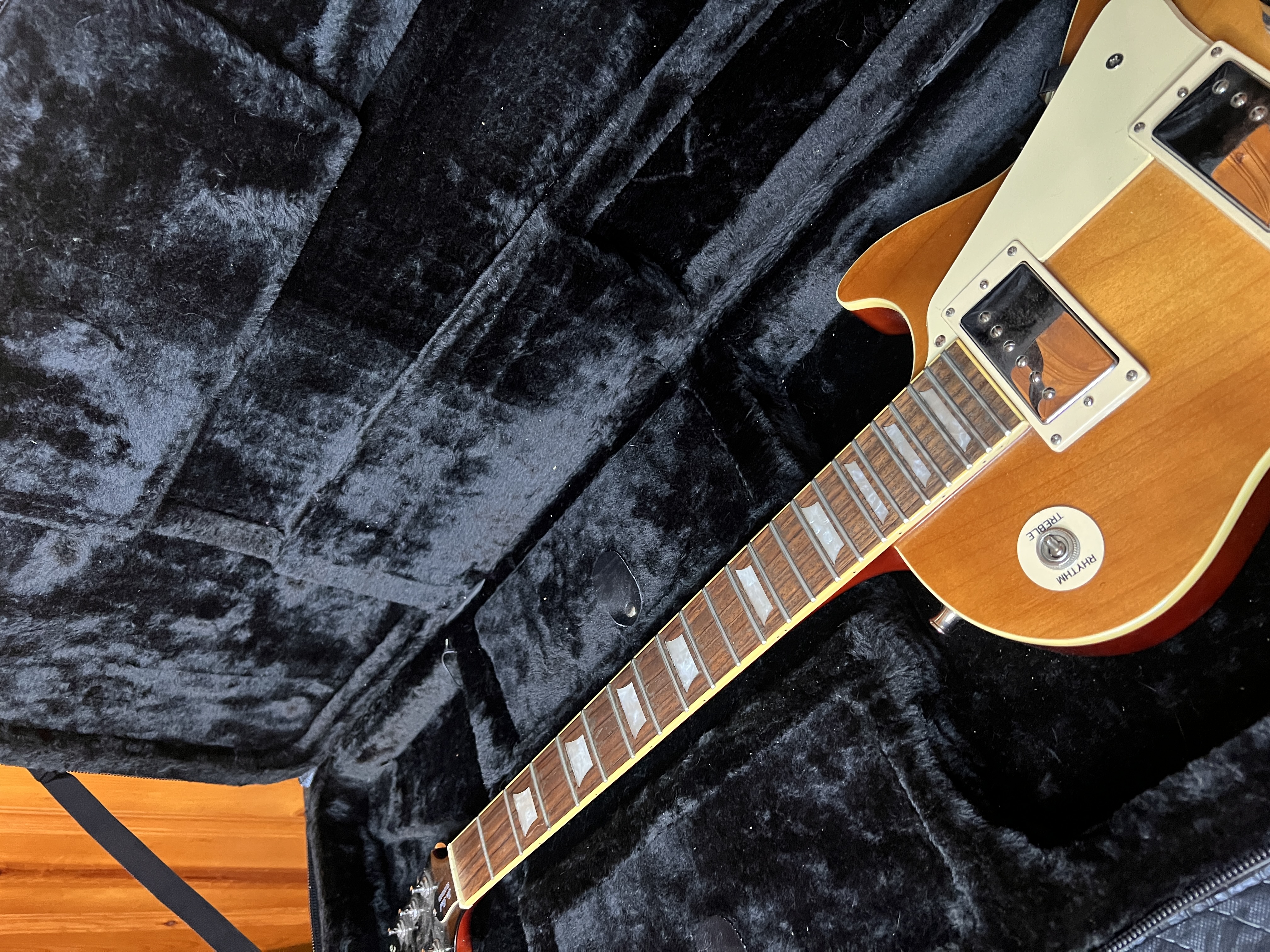 Single-cutaway Sunburst Electric Guitar in the Style of a Gibson Les Paul Standard