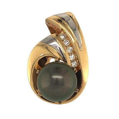 Stylish Akoya Pearl and Diamond Pendant. S/8.1-TSS
Presented for auction is a sophisticated