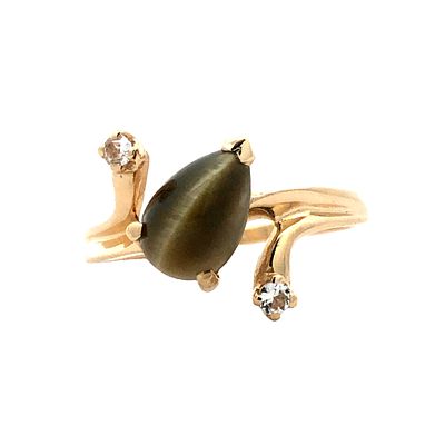 Cats Eye Ring. S/2.2-OSS 
This distinctive ring features a captivating pear-shaped cat's eye 