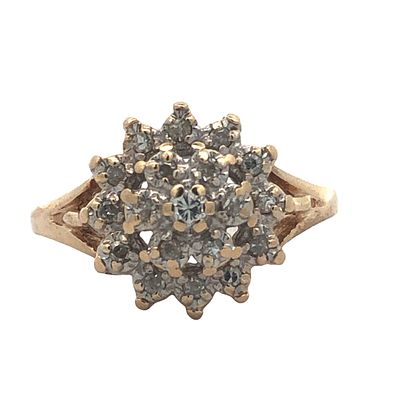 Diamond Cluster Ring. S/3.4-ESS 
This lovely ring is a diamond cluster ring set in 10-karat 