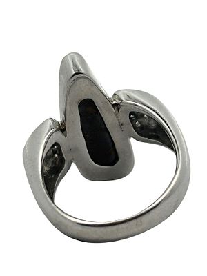 18K BLACK OPAL & DIAMOND RING. CJI1962/1-MEKO 
This exquisite ring features a captivating black 