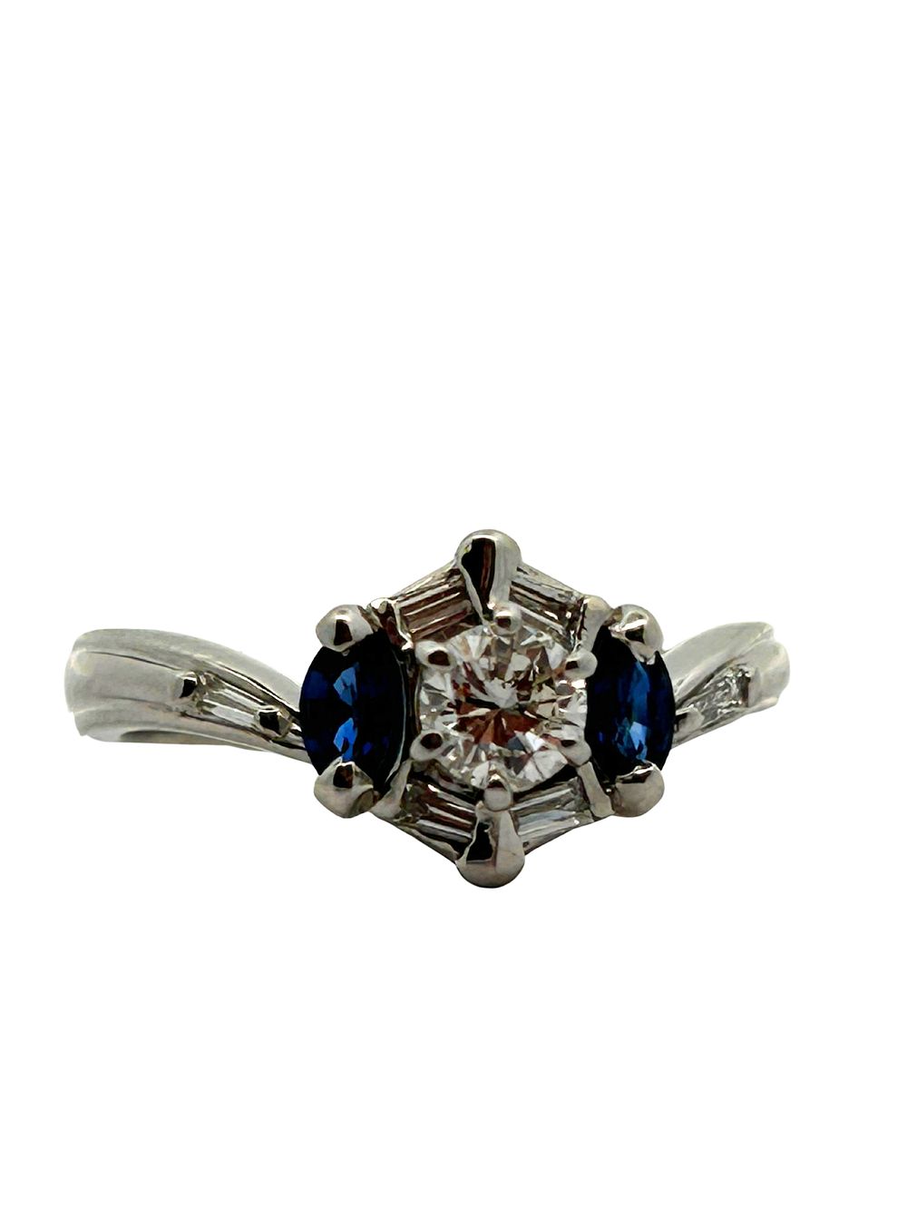 Diamond & Blue Sapphire Ring. CJI1962/14-LAS 
This sophisticated ring features a striking 