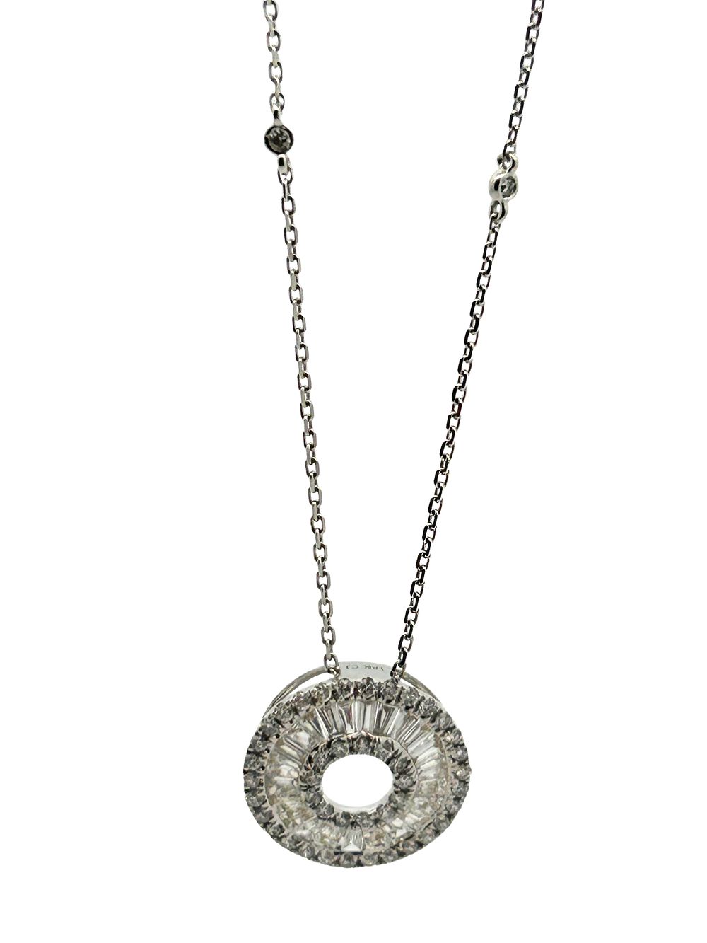 18K Diamond Pendant Necklace. CJI1962/26-MOLT 
This sophisticated 18k white gold necklace 