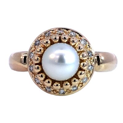 Pearl Diamond Halo Ring . S/5.6-tysThis elegant ring features a luminous, round white pearl 